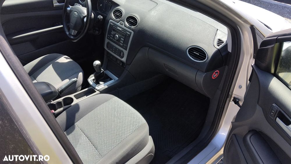 Ford Focus 1.6i Trend - 11