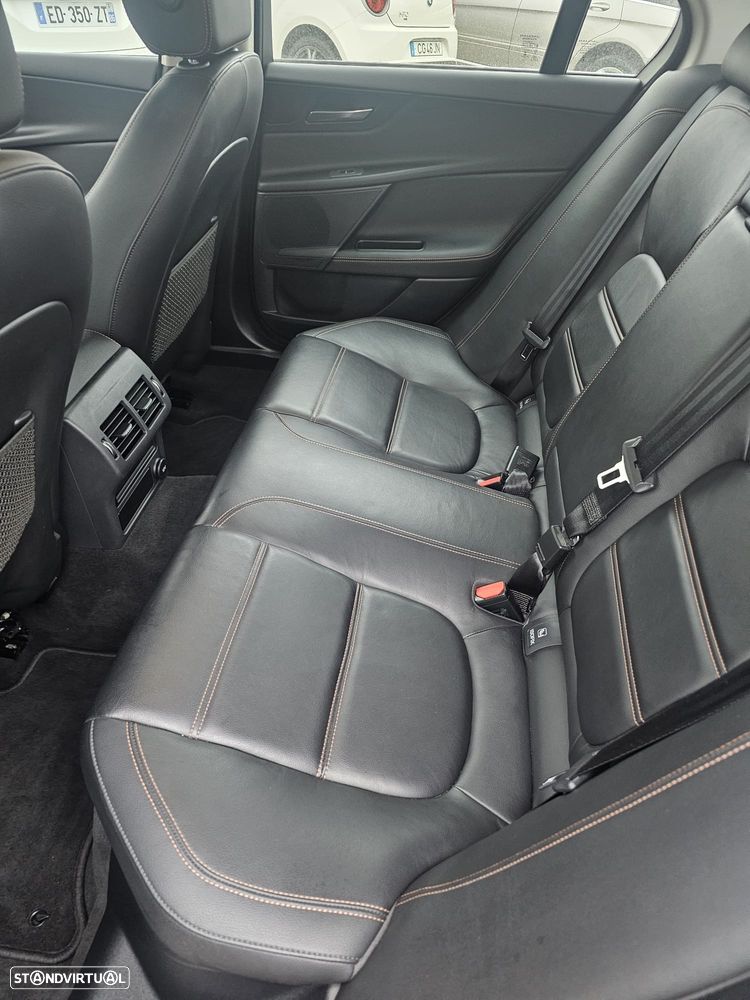 Jaguar XE 2.0 D Prestige AWD Aut. - 19
