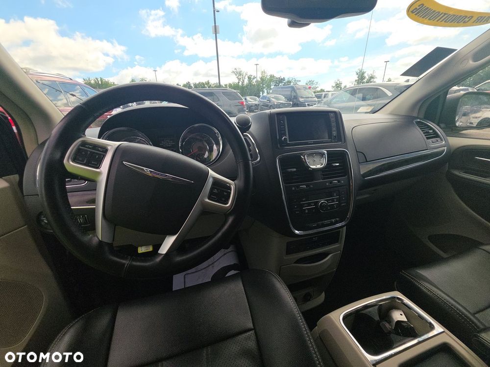 Chrysler Town & Country - 9