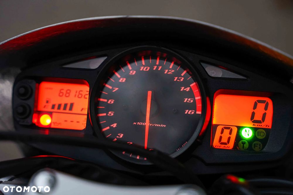 Suzuki GSR - 21
