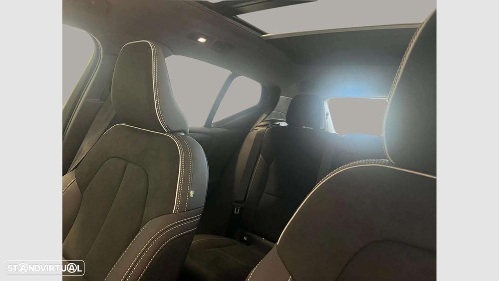 Volvo XC 40 2.0 B3 Plus Dark - 25