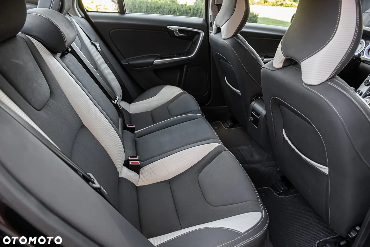 Volvo S60 D3 R-Design - 29