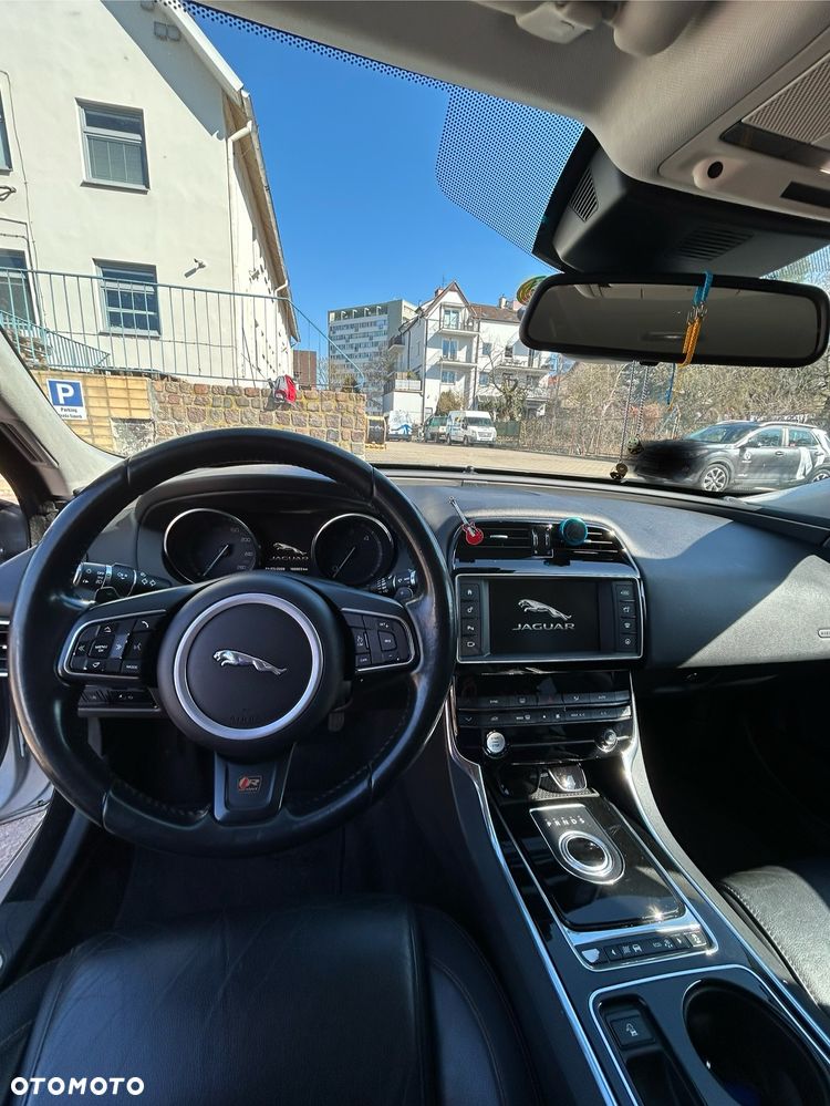 Jaguar XE 2.0 D R-Sport - 5