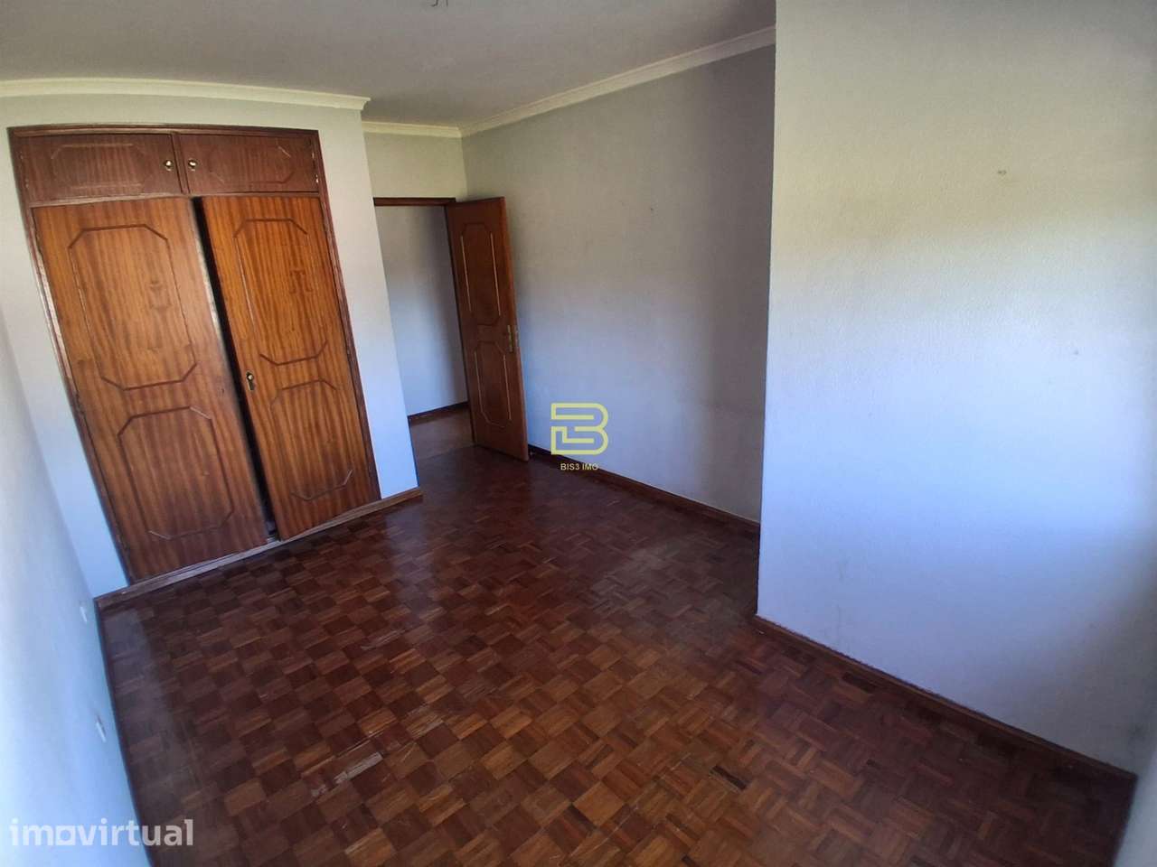 T3 EM REMODELAÇÃO COM GARAGEM BOX, VARANDA E LAREIRA | METRO A 10 MIN. - Grande imagem: 2/5