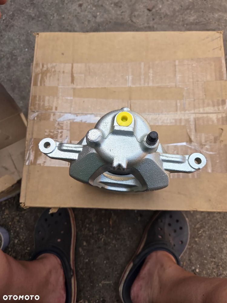 Zacisk hamulcowy lewy przód przedni Opel Astra J Mokka X Zafira C 95522602 1693226880 - 3