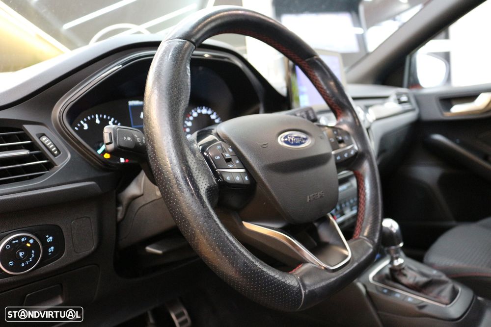 Ford Focus 1.0 EcoBoost S&S ST-LINE - 31