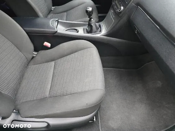 Toyota Avensis 1.8 Sol EU5 - 12