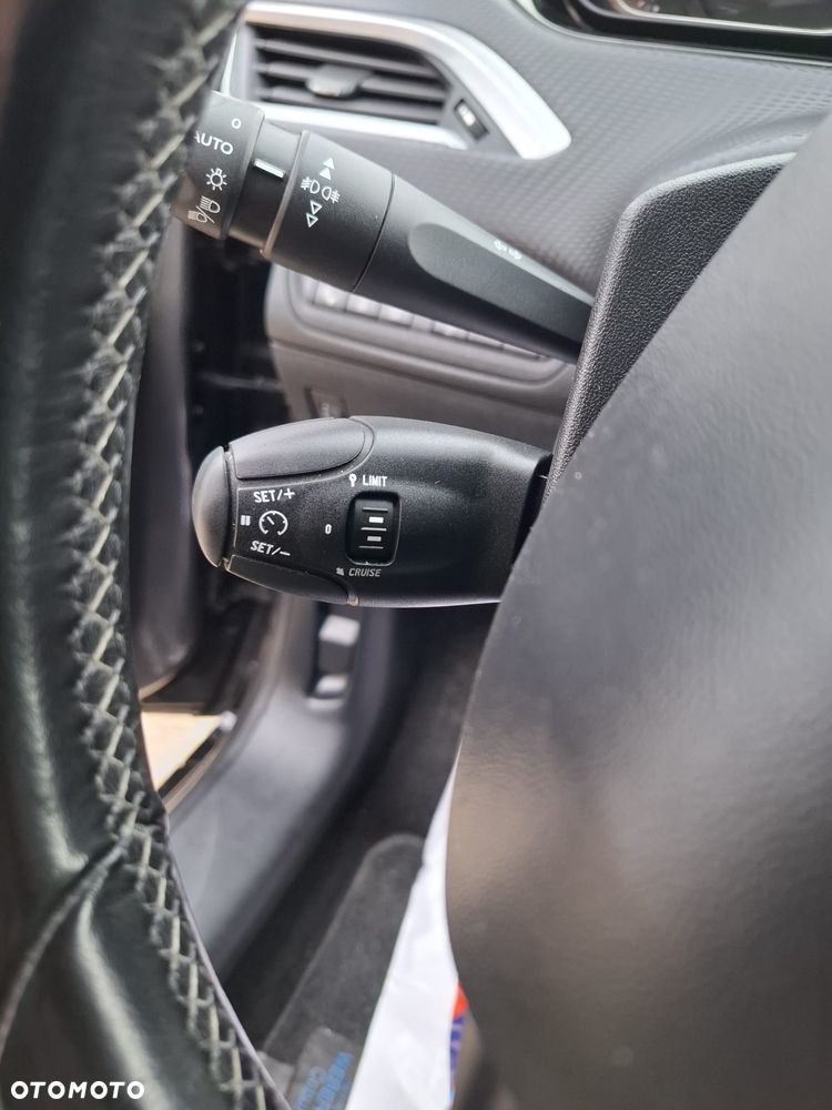 Peugeot 2008 1.2 Pure Tech Allure S&S - 21