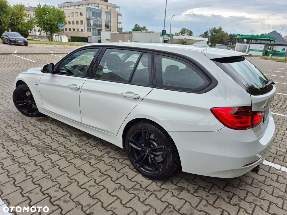 BMW Seria 3 335i xDrive Sport Line - 4