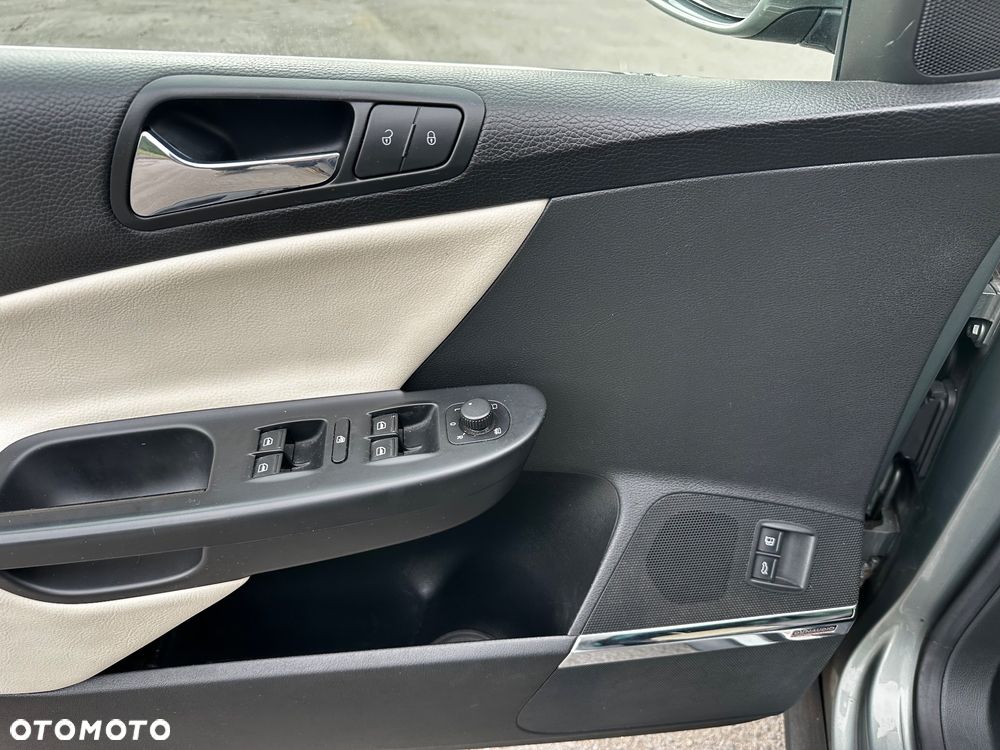 Volkswagen Passat Variant 3.2 V6 FSI 4Mot Highline DSG - 23