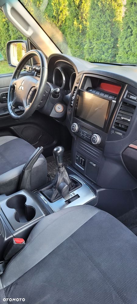 Mitsubishi Pajero - 32
