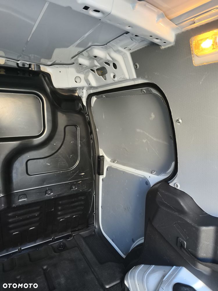 Ford Transit Courier - 18