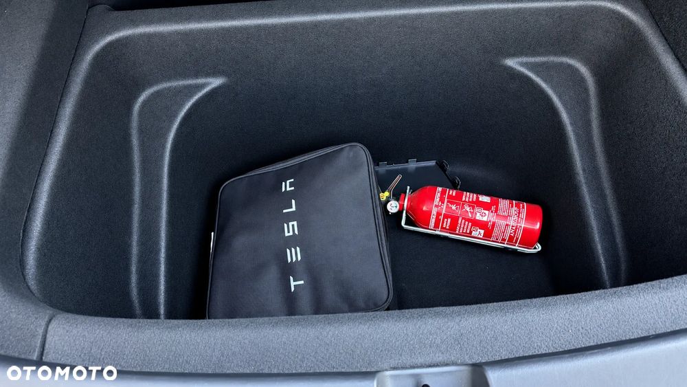 Tesla Model Y Long Range AWD - 22