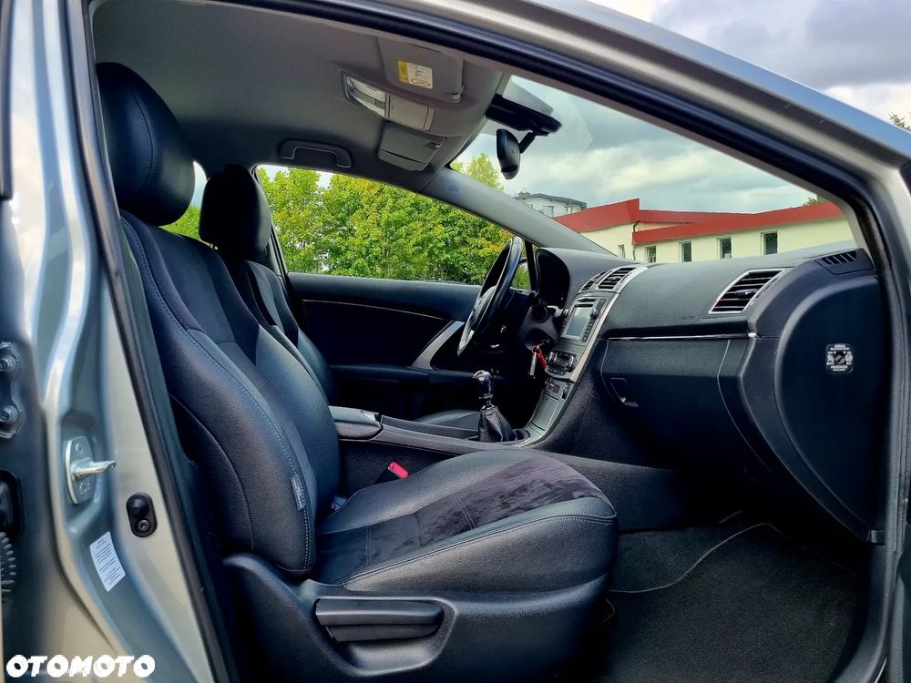 Toyota Avensis 1.8 Premium - 12