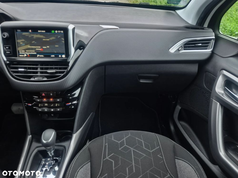Peugeot 2008 1.2 Pure Tech Allure S&S EAT6 - 31