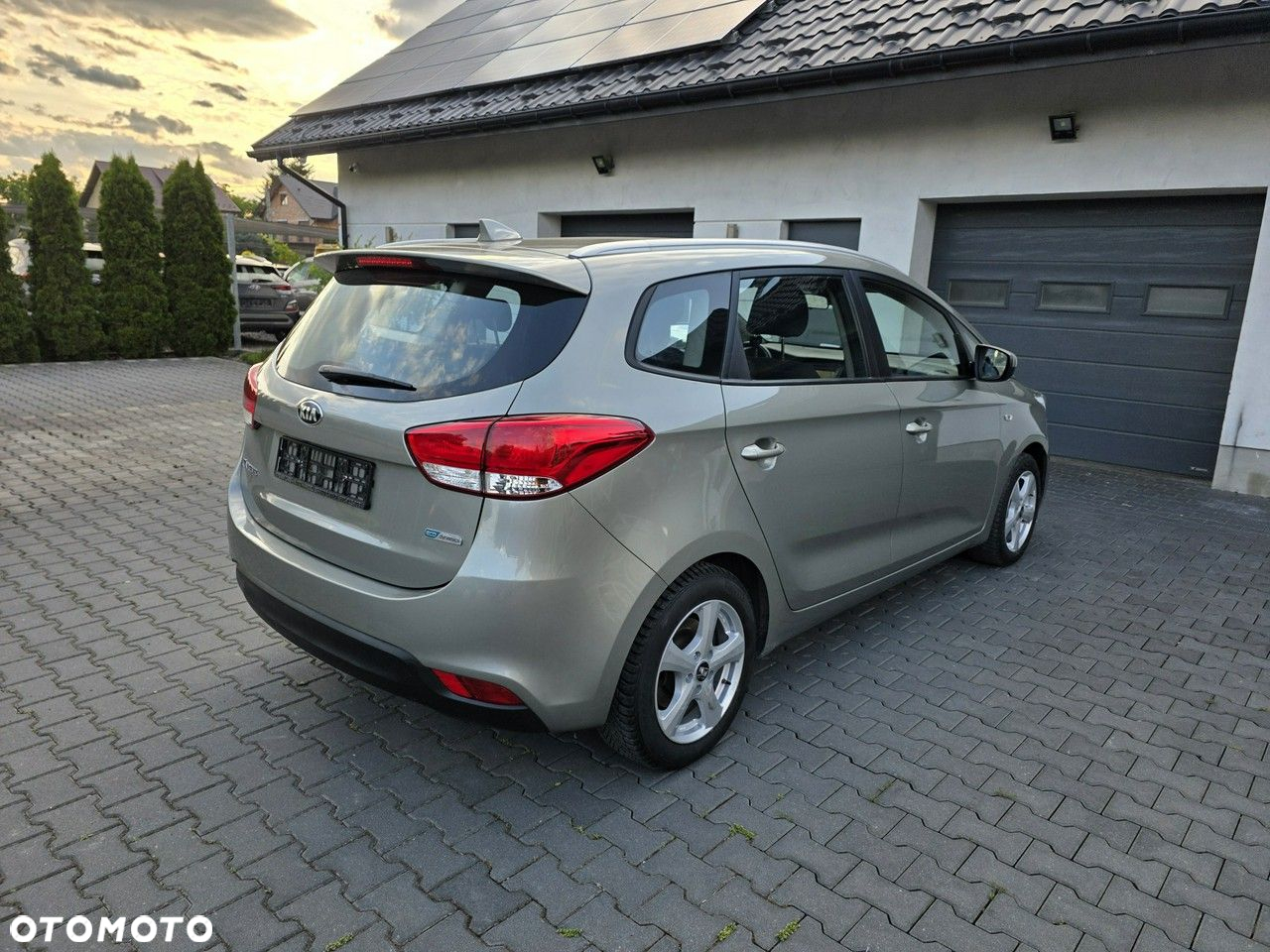 Kia Carens - 8