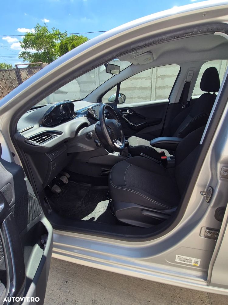 Peugeot 208 1.2 L PureTech Allure - 5