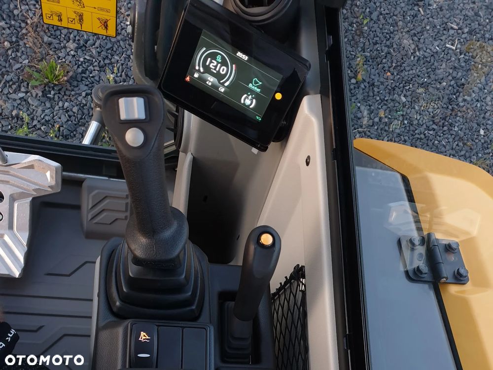 Volvo ECR40F KLIMATYZACJA NOWA DOSTĘPNA OD RĘKI, SZYBKOZŁĄCZE, DŁUGIE RAMIĘ, OBRÓT W OBRYSIE, ŁYŻKI: 300, 600, 1200MM SKARPOWA HYDRAULICZNA STEROWANA Z JOYSTICKA, PŁYWAJĄCY LEMIESZ SPYCHARKOWY - 10