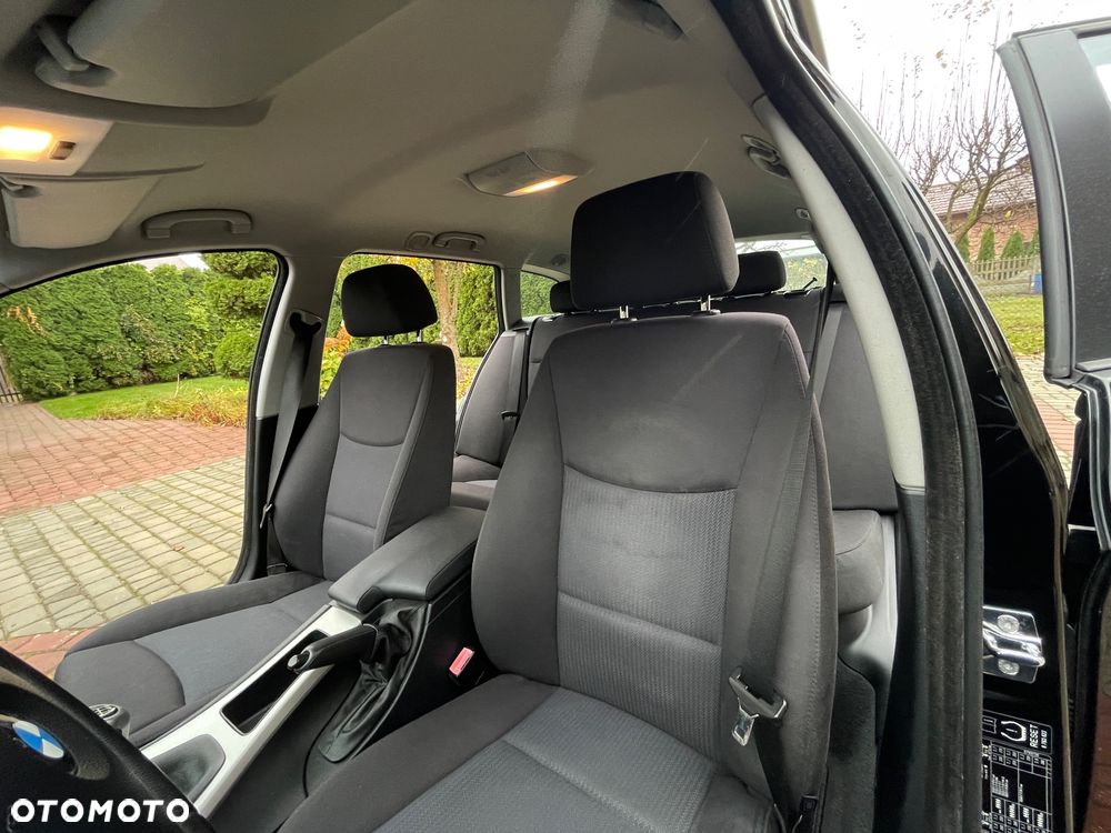 BMW Seria 3 318i Touring - 27