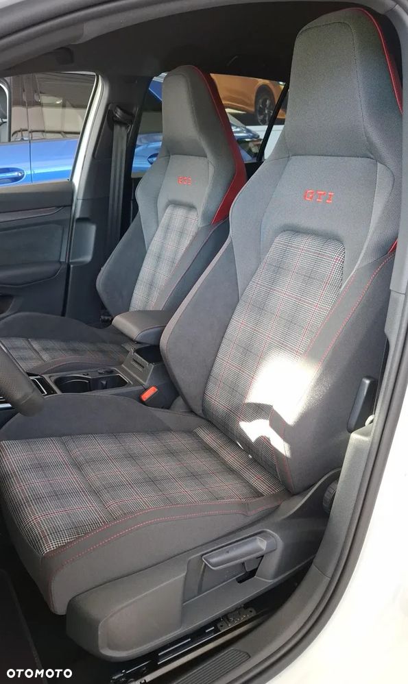 Volkswagen Golf - 8
