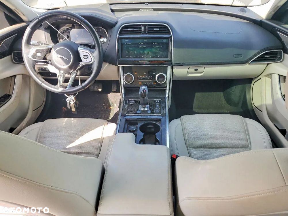 Jaguar XE - 6
