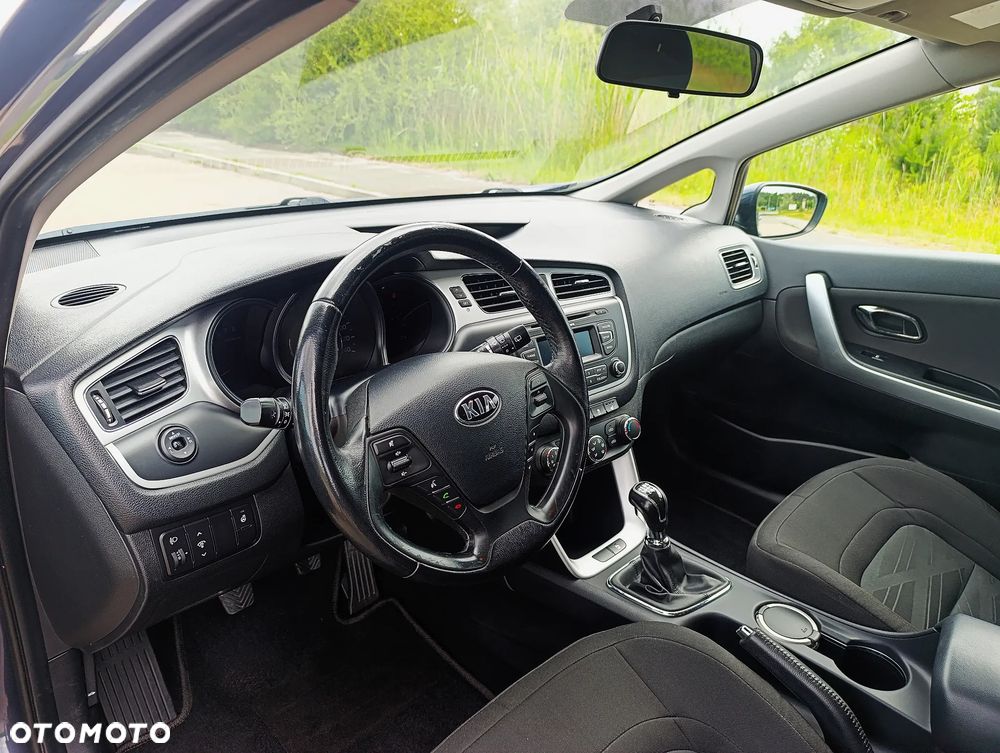 Kia Ceed 1.6 GDI Dream Team Edition - 25