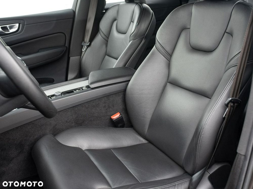 Volvo XC 60 B4 B Plus Dark - 12