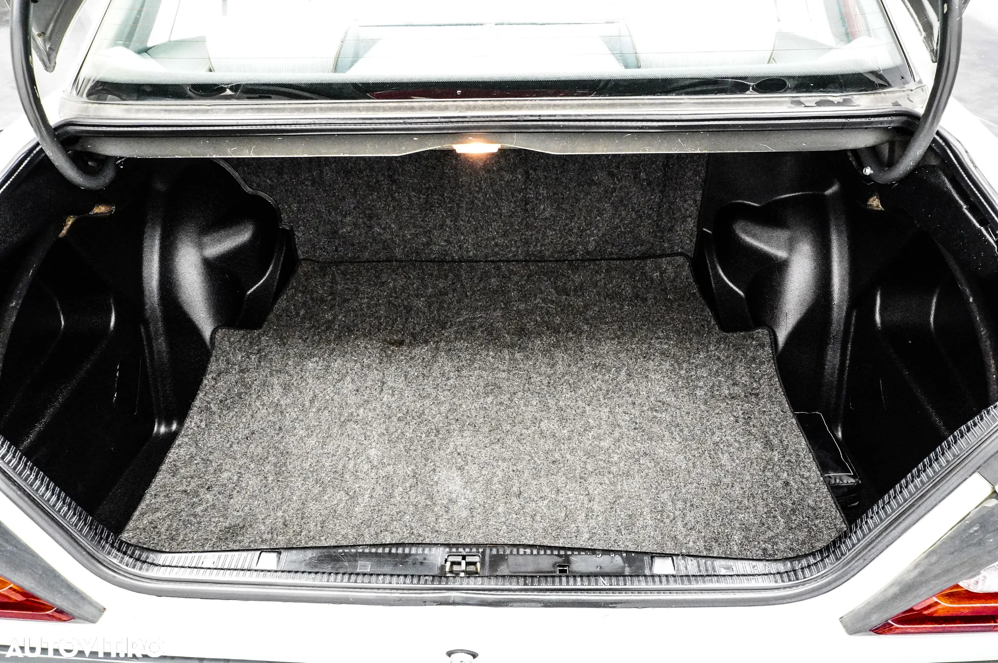 Mercedes-Benz E - 27
