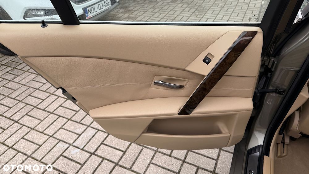 BMW Seria 5 525i Touring - 19