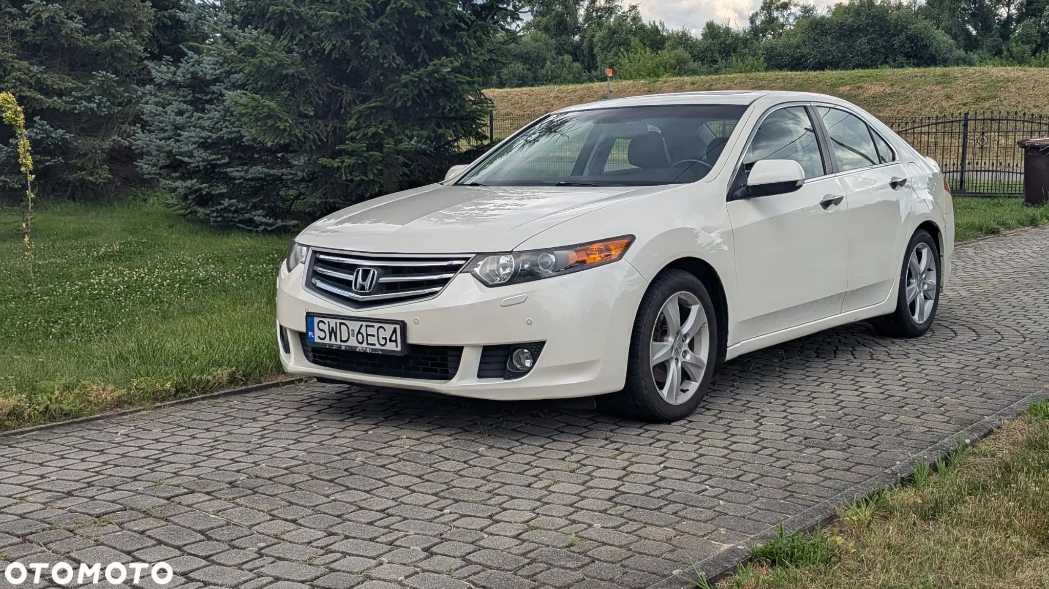 Honda Accord 2.0 Executive Nav - 1