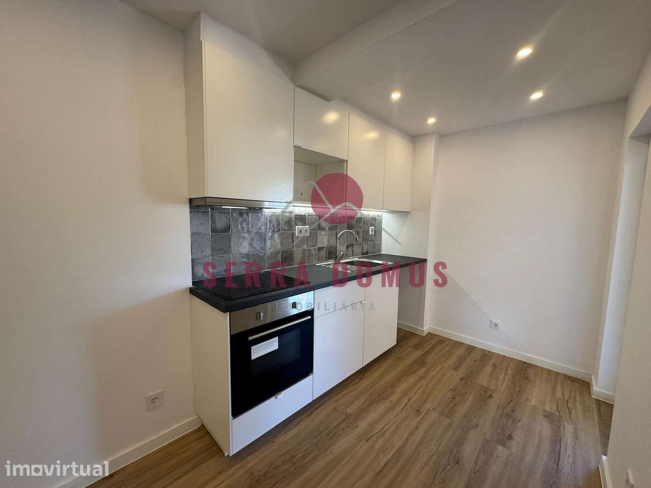 T2 Totalmente Remodelado | Excelentes Áreas | Varanda e Vista - Grande imagem: 3/11