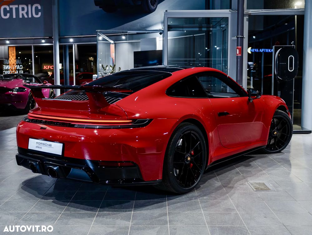 Porsche 911 Carrera 4 GTS PDK - 3