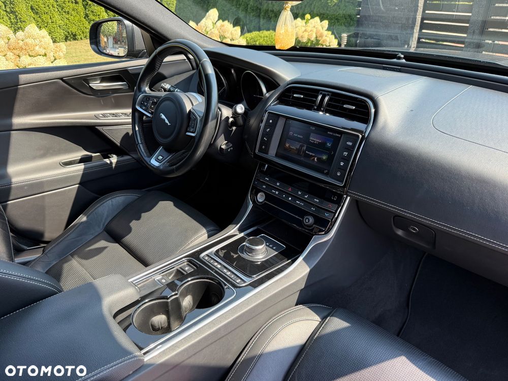 Jaguar XE 20d AWD R-Sport - 33