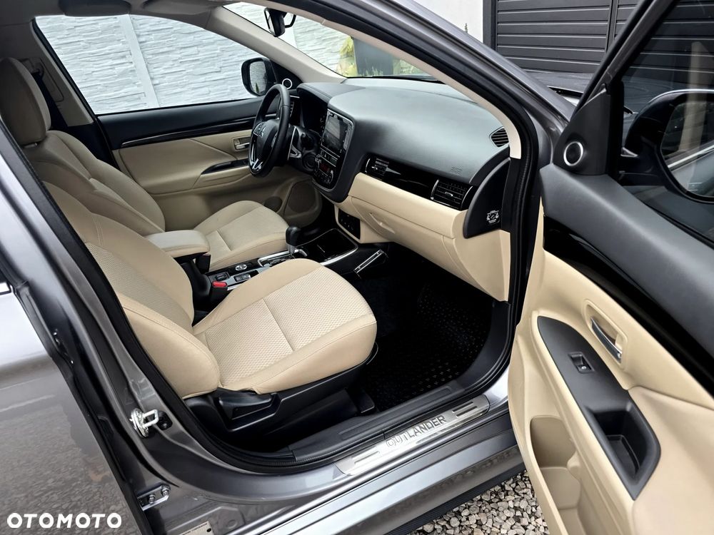 Mitsubishi Outlander 2.0 Instyle + 4WD CVT - 24