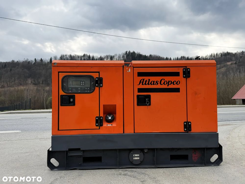 Atlas Copco QAS 20 Agregat Prądotwórczy Wyciszony GENERATOR 20 KW 2016r. JAK NOWY z Norwegii. Silnik KUBOTA 4 cylindry. Prądnica Leroy-Somer PARTNER. Maszyna działa wzorowo! Nie posiada ani deka zniszczeń! Pochodzi z Upadłośći Norweskiej. Okazja pełny ORYGINAŁ. Maszyna po serwisach w autoryzowanym oddziale. Agregat Gotowy do pracy!! - 1