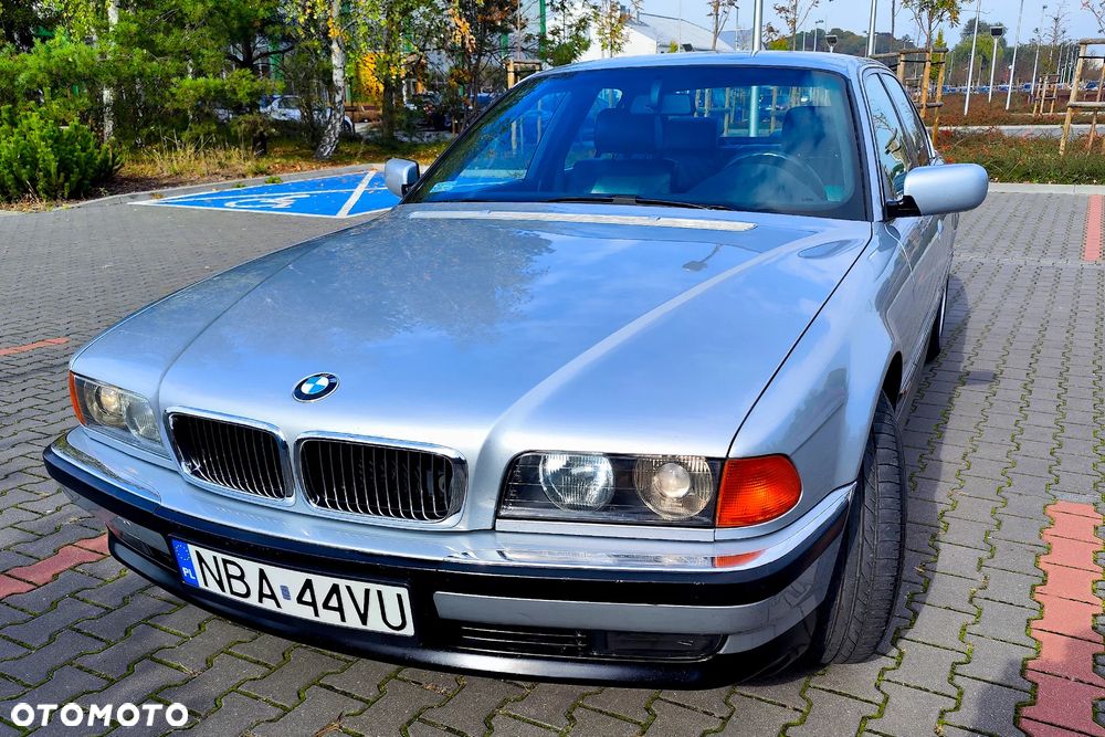 BMW Seria 7 740i V8 - 12