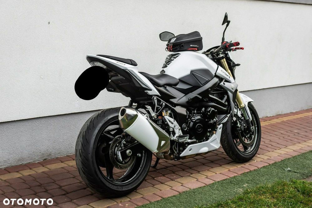 Suzuki GSR - 3