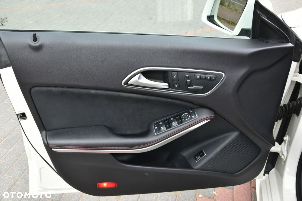 Mercedes-Benz CLA 200 7G-DCT AMG Line - 32