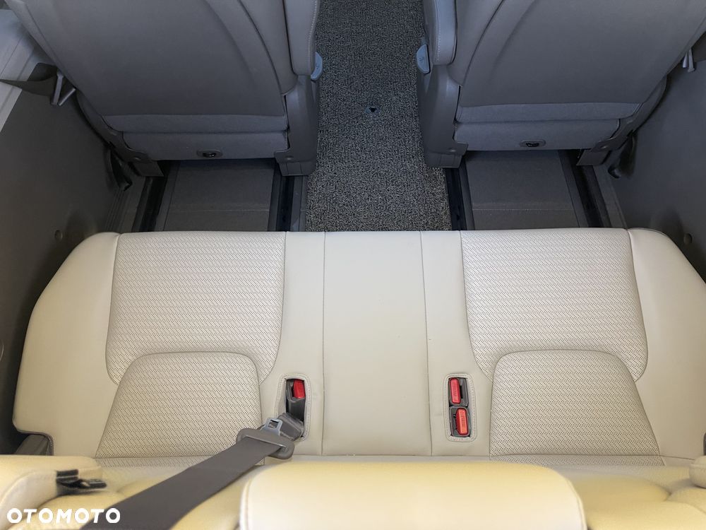 Kia Carnival - 23