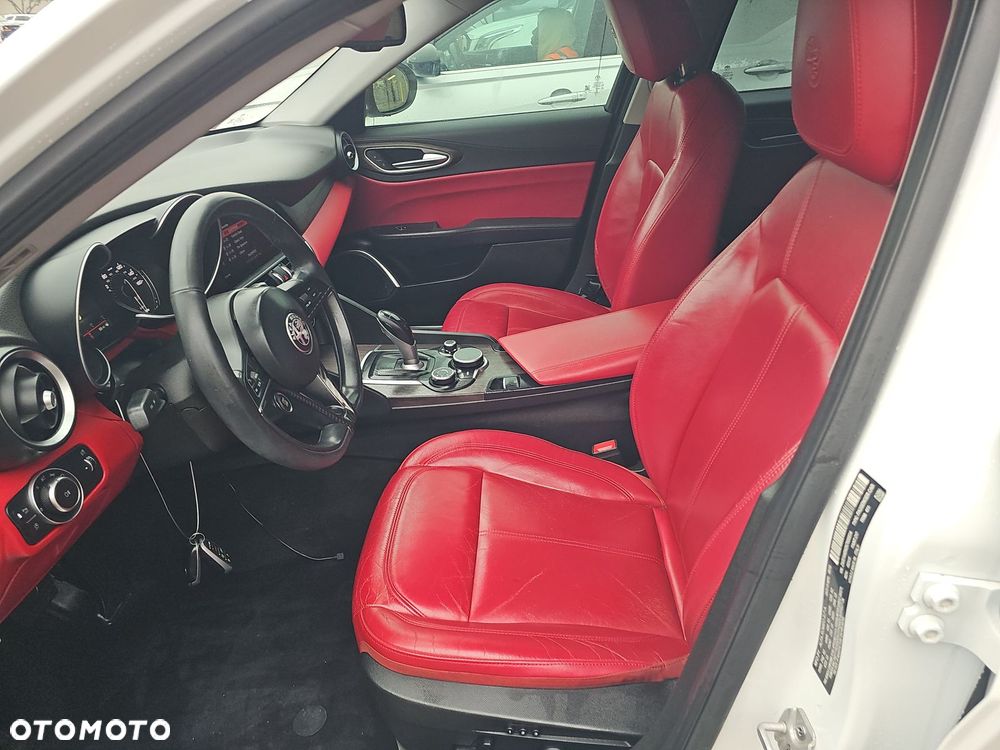 Alfa Romeo Giulia 2.0 Turbo TI Q4 - 8