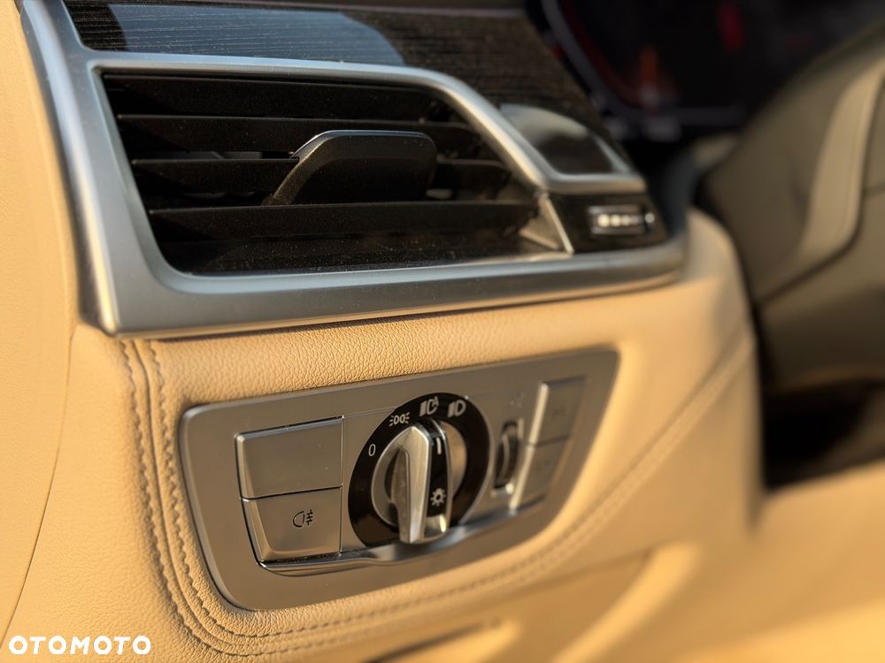 BMW Seria 7 730d xDrive mHEV - 21