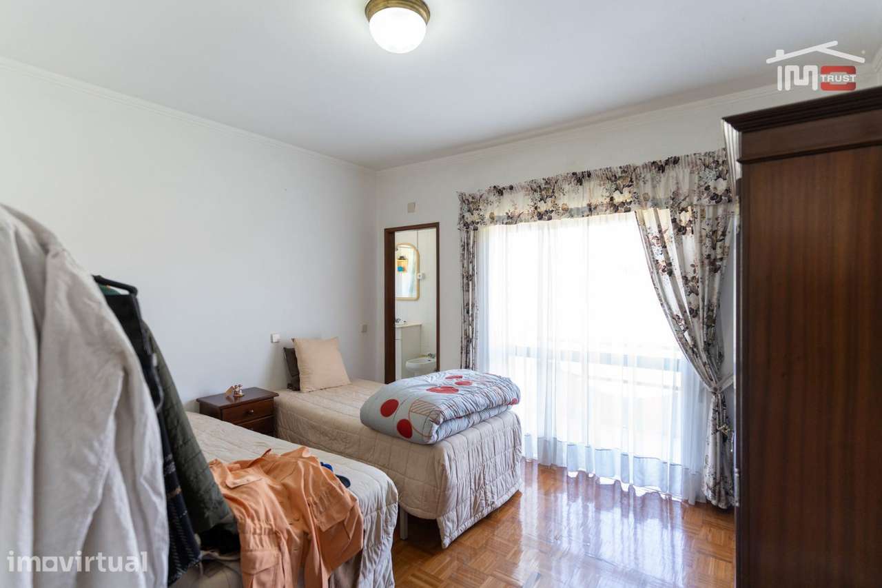 APARTAMENTO T3 COM ELEVADOR GARAGEM E ARRECADAÇÃO A 500 M2 DO SANTU... - Grande imagem: 3/26