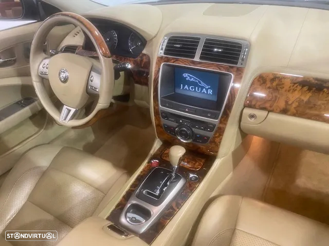 Jaguar XK 4.2 V8 Convertible - 15