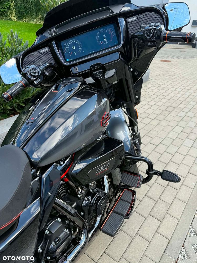 Harley-Davidson CVO Street Glide - 12