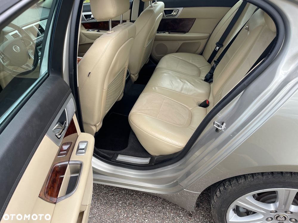 Jaguar XF 2.0 T Luxury - 12