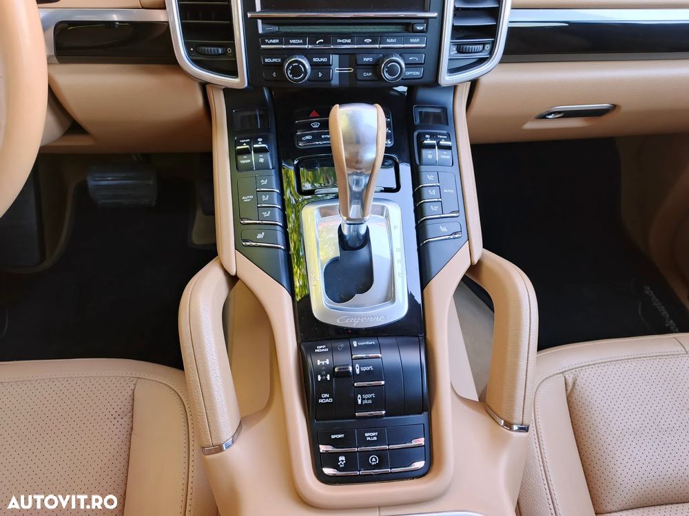 Porsche Cayenne 3.0 L - 7
