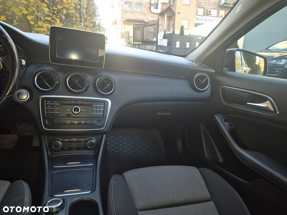 Mercedes-Benz GLA 180 7G-DCT - 10