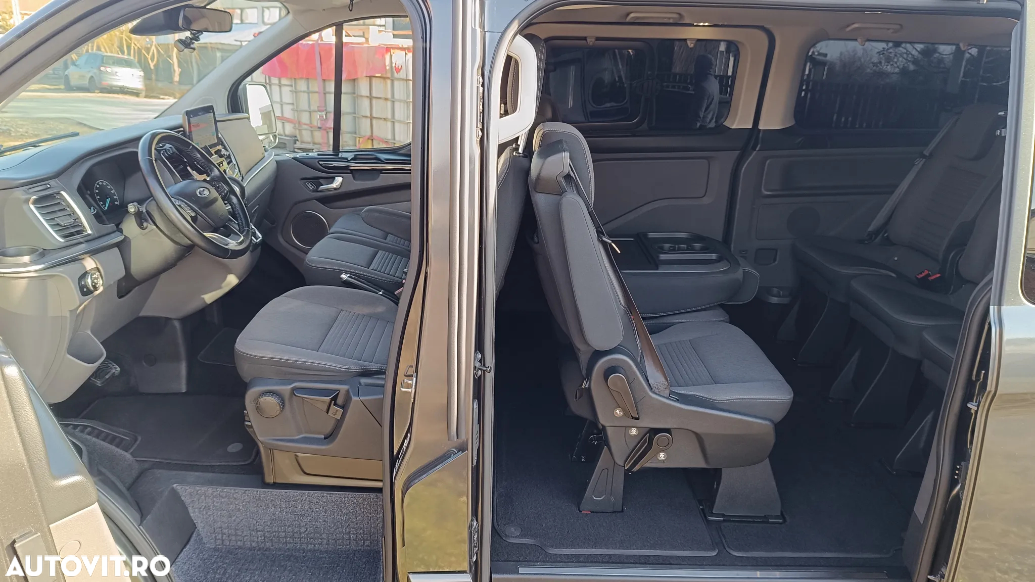 Ford Tourneo Custom Bus 320 2.0 EcoBlue 170 CP L2H1 Titanium Aut. - 12