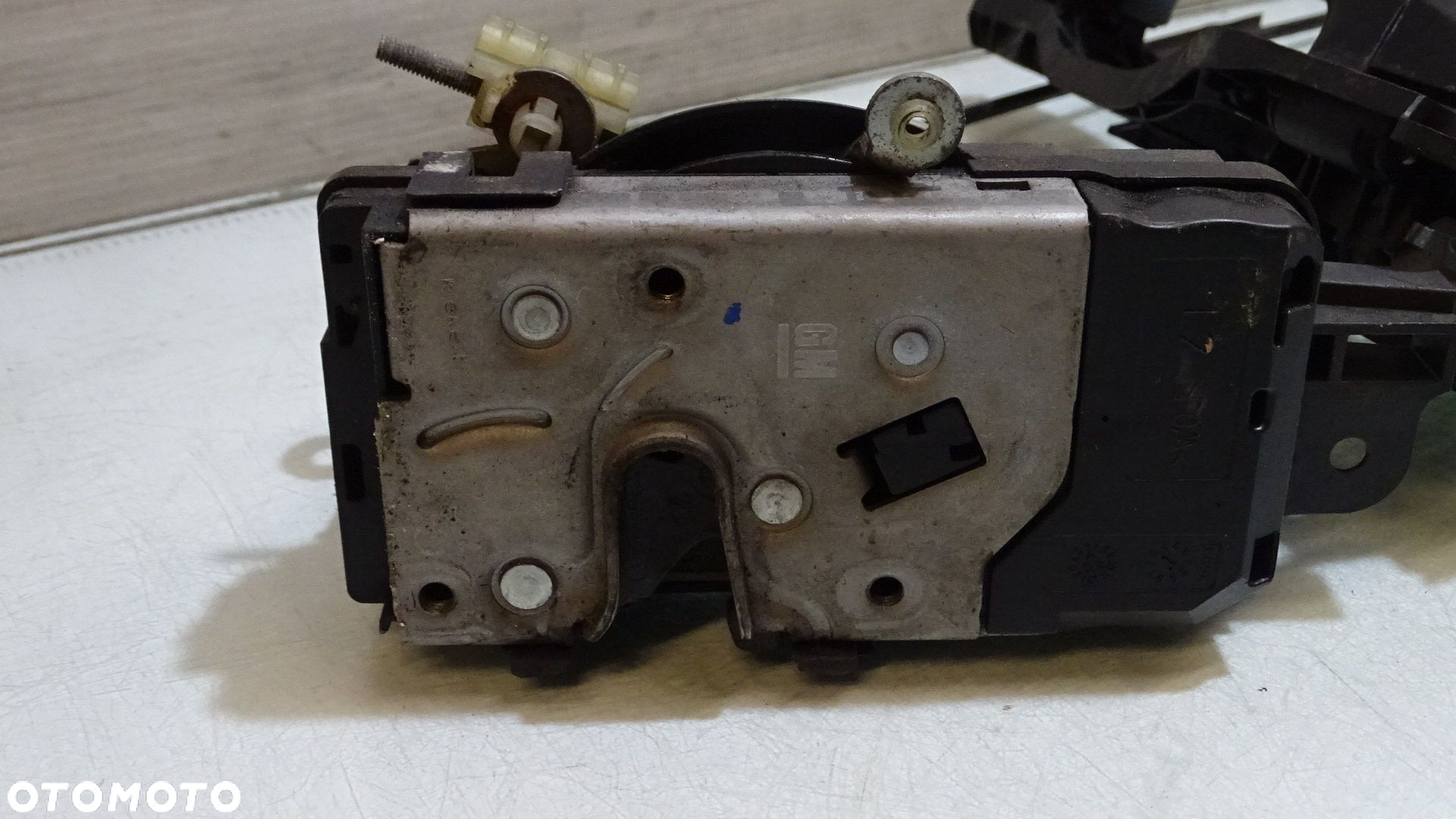 ZAMEK KLAMKA LEWY PRZÓD DRZWI OPEL ASTRA H 1.7CDTI 13210748 - 2