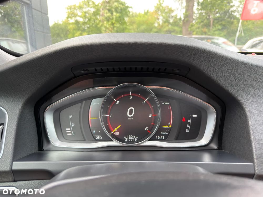 Volvo V60 D6 AWD Plug-in Hybrid R-Design Momentum - 19